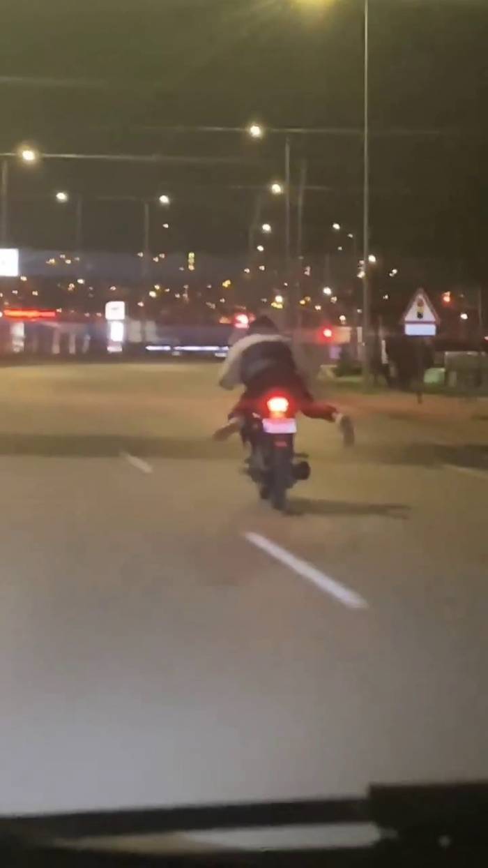 Motorunun Üzerine Yatarak Yolculuk Yapan Sürücü Kamerada