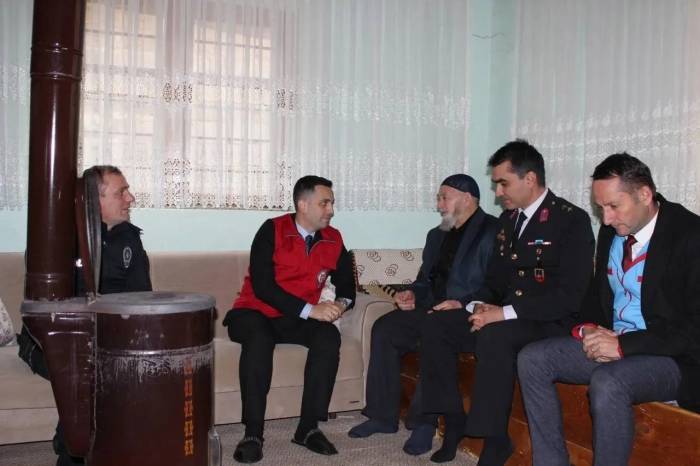 Kaymakam Şahin Kapı Kapı Dolaşarak Vatandaşları Ziyaret Ediyor