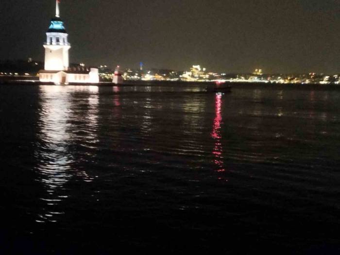 Üsküdar’da Denize Atlayan Adam Yüzerek Gözden Kayboldu