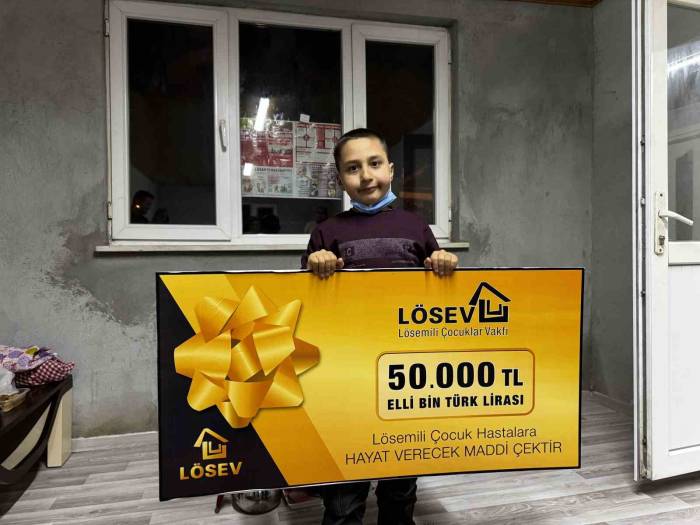 Minik Ahmet’e 50 Bin Tl İhtiyaç Çeki