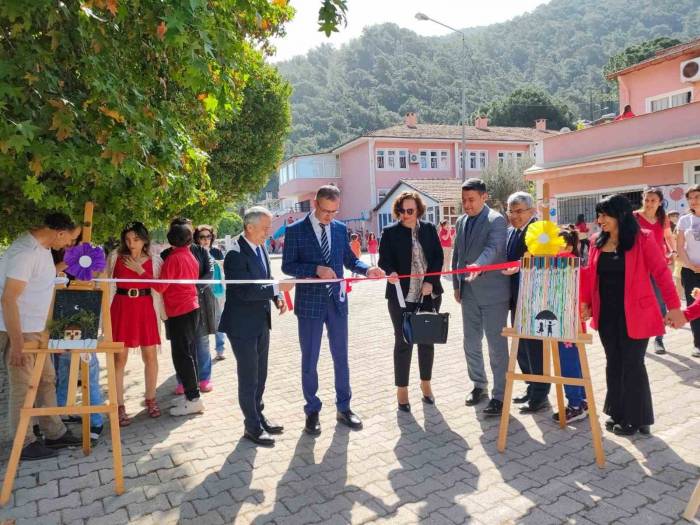 “Otizm Farkındalık” Resim Sergisi Açıldı