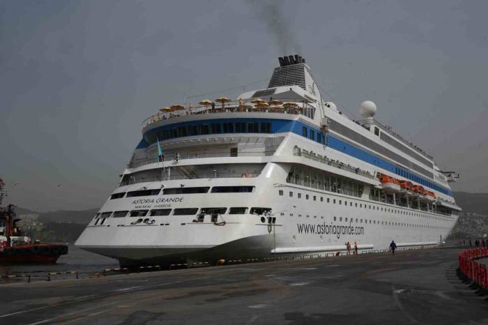 İzmir’e Sezonun İlk Kruvaziyeri Geldi