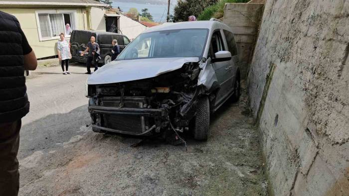 Sarıyer’de Kontrolden Çıkan Otomobil Park Halindeki Araçlara Çarptı: 1 Yaralı