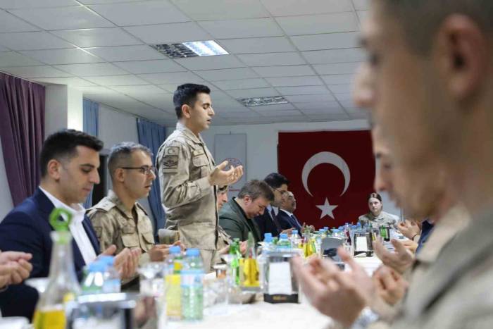 Vali Aydoğdu, Jandarmayla İftar Yaptı