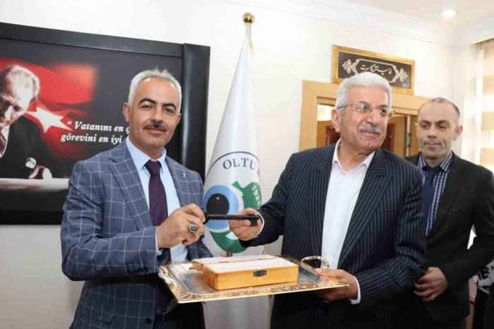 Yeni Başkana Oltu Taşından Yapılan Temsili Anahtarı Teslim Etti