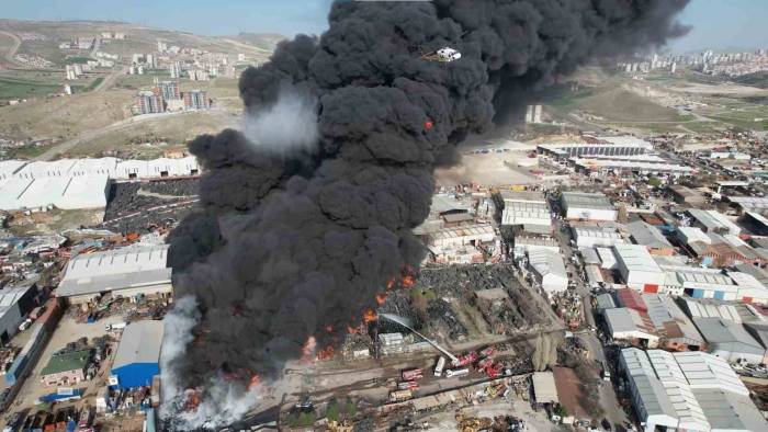 Ankara’da Hurdacılar Sitesi’ndeki Yangında Gökyüzünü Siyah Dumanlar Kapladı