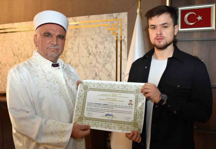 Kazakistanlı Üniversite Öğrencisi Müslüman Oldu