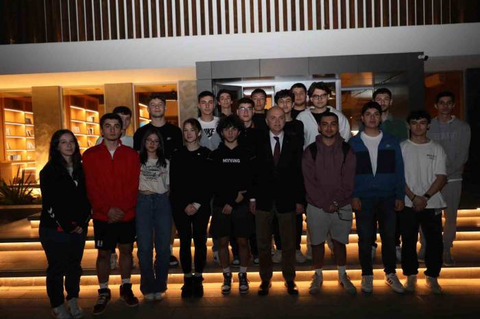 Başkan Özlü’den Gençlere Sürpriz