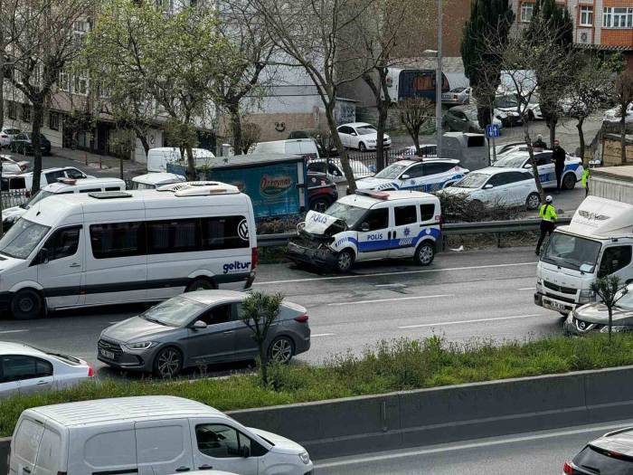 Polis Aracı İle Servis Minibüsü Çarpıştı: 4 Yaralı