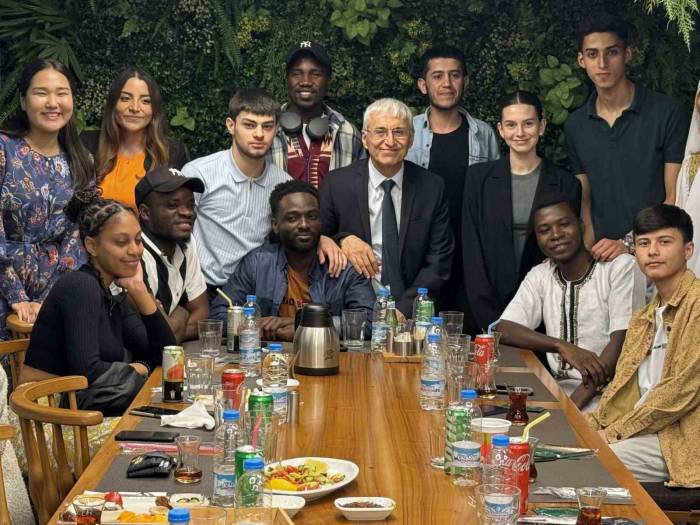 Rektör Prof. Dr. Adnan Özcan, Uluslararası Öğrencilerle İftar Yemeğinde Bir Araya Geldi