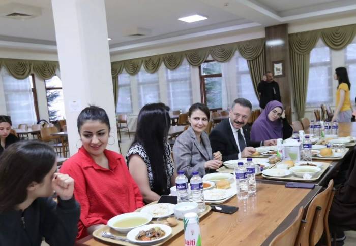 Eskişehir Valisi Hüseyin Aksoy Ve Eşi Hülya Aksoy Kyk Yurdu’nda Kalan Kız Öğrencilerle Buluştu
