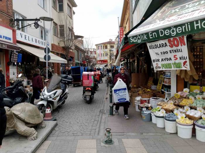 Trafiğe Kapalı Sokakta Oluşan Araç Yoğunluğu Tepki Çekti