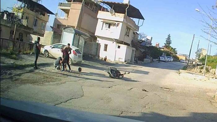 Kadın İle Erkeğin Kasklı, Tekmeli Ve Saç Yolmalı Kavgası Kamerada