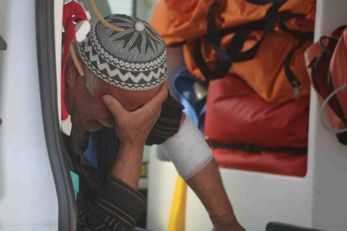 Yaşlı Adam Yanı Başında Ölen Eşi İçin Gözyaşlarına Boğuldu