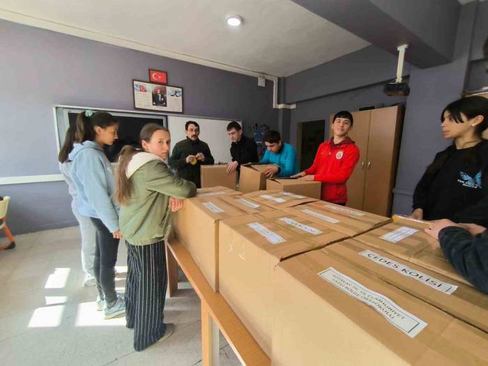 Öğrenciler Topladıkları Yardım Malzemelerini İhtiyaç Sahiplerine Ulaştırdı