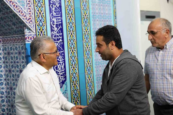 Büyükkılıç; Talas’ta Teravih Namazı Sonrası Vatandaşla Buluştu