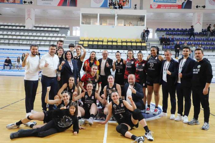 Lidya Garden City Turgutlu Belediyesi Kadın Basketbol Takımı Sezonu Tamamladı