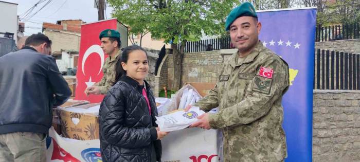 Mehmetçik Kosova’da Ramazan Pidesi Dağıttı