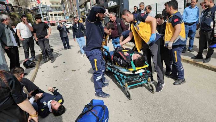 Motosiklet Yayaya Çarptı, 3 Kişi Yaralandı