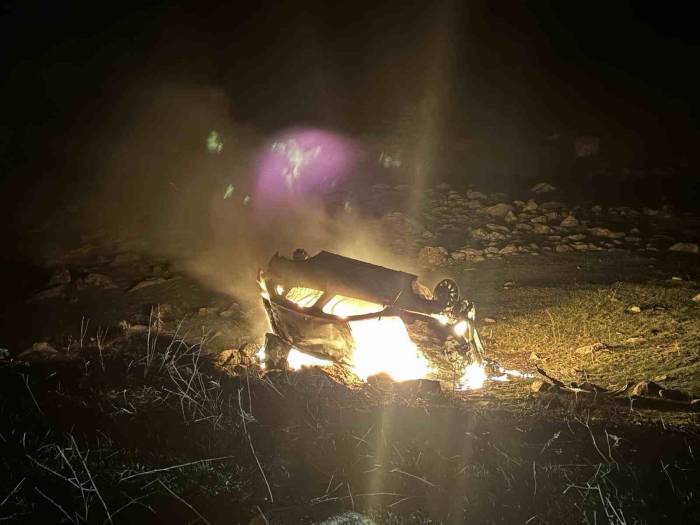 Takla Atarak Alev Alan Otomobilden Canlarını Zor Kurtardılar