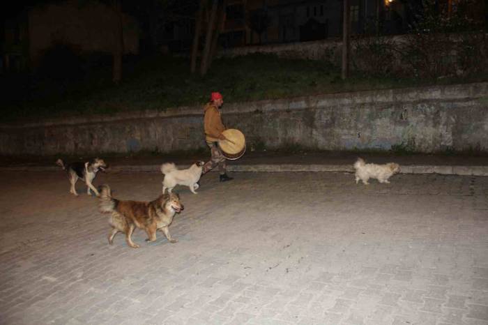 Ramazan Davulcusuna Patili Dostları Sahurda Eşlik Ediyor
