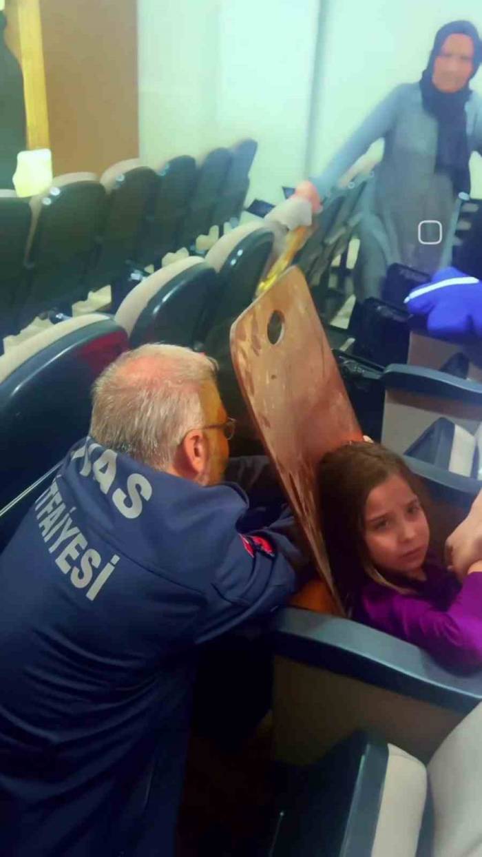 Katlanır Koltuk Arasına Sıkışan Çocuğu İtfaiye Ekipleri Böyle Kurtardı