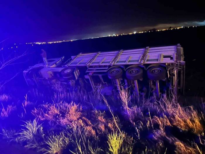 Yoldan Çıkan Kamyon Tarlaya Devrildi: 1 Yaralı