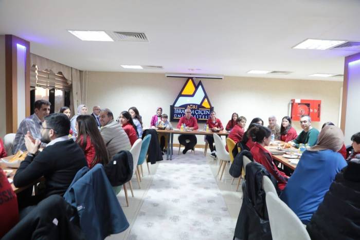 Ağrı Valisi Koç Ve Eşi, Kadın Futbol Takımıyla İftarda Buluştu