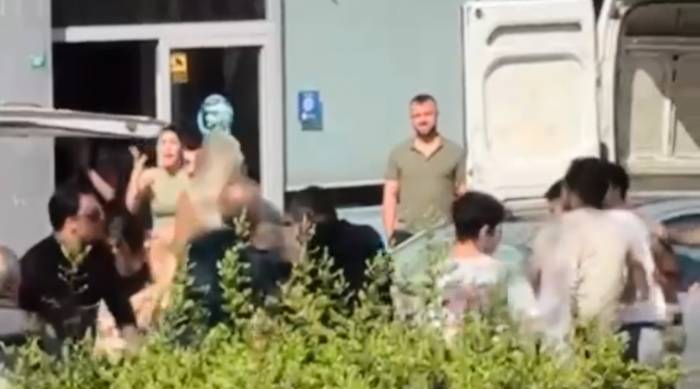 Kargocular İle Müşteriler Birbirlerine Girdi: Bir Kişi Bıçakla Yaralandı, Polis Güçlükle Ayırdı