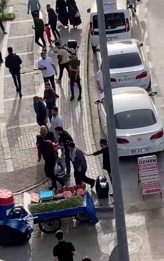 Bursa’da Seyyarın Satıcılar "Yer" Kavgası Kamerada