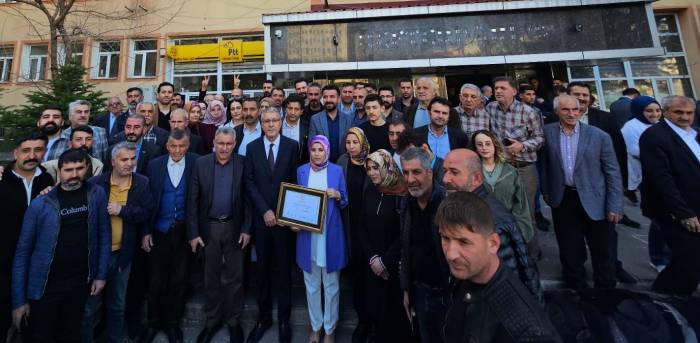 Muş’ta Belediye Başkanları Mazbatalarını Aldı