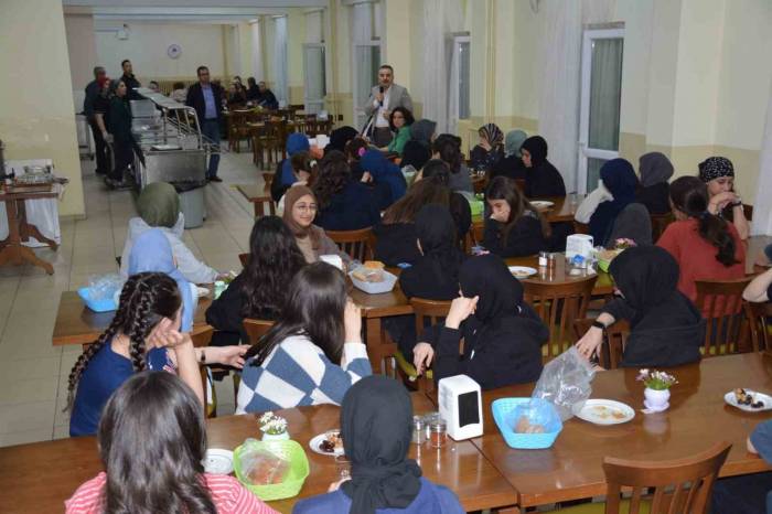 Kaymakam Odabaş Öğrenciler İle İftar Yaptı