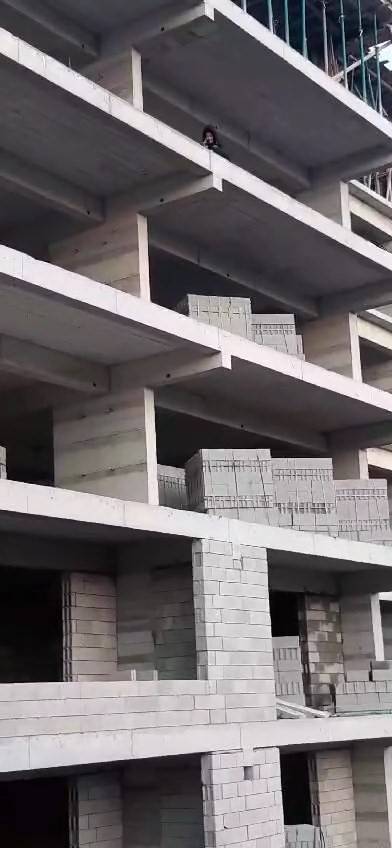 İnşaatın 5’inci Katına Çıkan Kadını Ekipler İkna Etti