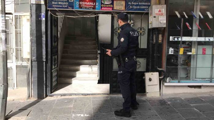 Elazığ’da Pompalı Tüfekle Husumetlisinin İş Yerini Bastı: 1 Yaralı