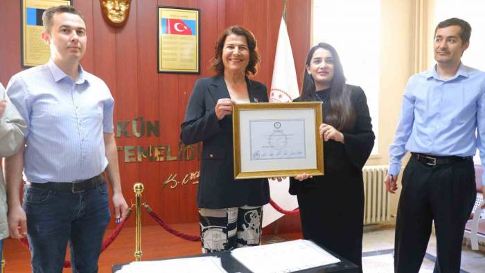 Foça Belediyesi’nin Yeni Başkanı Saniye Bora Fıçı Mazbatasını Aldı