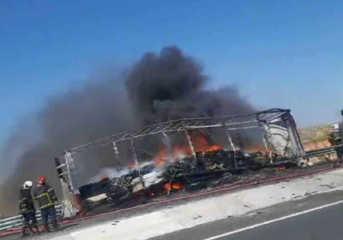 Seyir Halindeki Tırın Dorsesi Alev Alev Yandı