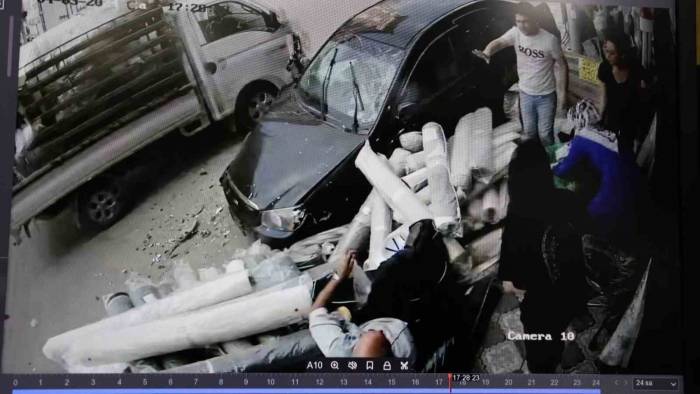 İzmir’de Otomobilin İş Yeri Çalışanları İle Müşterilerin Arasına Daldığı Anlar Kamerada