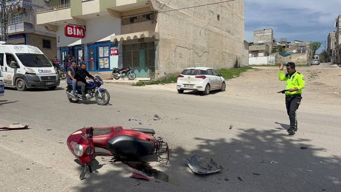 Kilis’te Motosiklet İle Otomobil Kafa Kafaya Çarpıştı:1 Yaralı