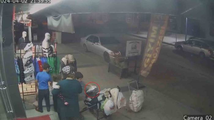 Bebek Ve 2 Çocuğu Hırsızlığa Alet Ettiler: O Anlar Kamerada