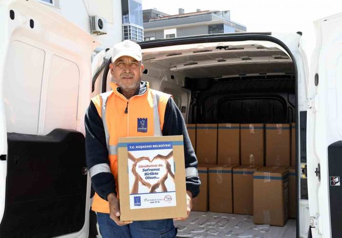 Kuşadası’nda Ramazan Yardımları Sürüyor