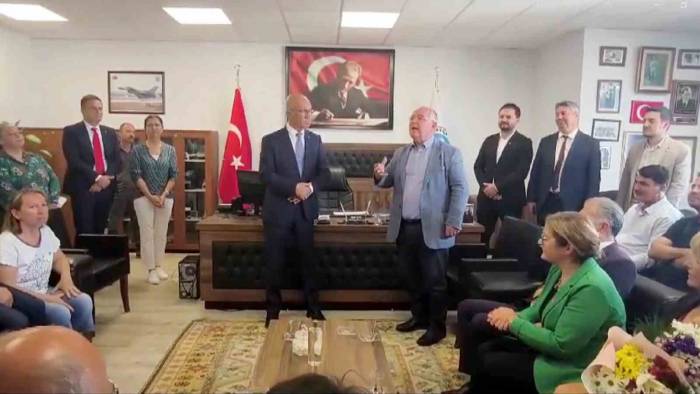 Eski Başkandan Gidereyak Makam Odasında Skandal Sözler