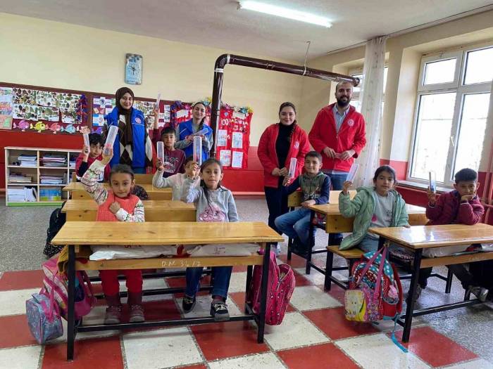 Gençlik Merkezi Üyeleri’nden Köy Okullarındaki Öğrencilere İç Isıtan Hediye