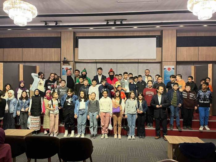 Öğrenciler, Kütahya Müftülüğünü Şenlendirdi