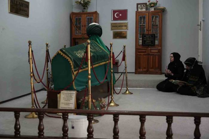 Evin İçinde Bulunan Türbe Vatandaşların Dikkatini Çekiyor