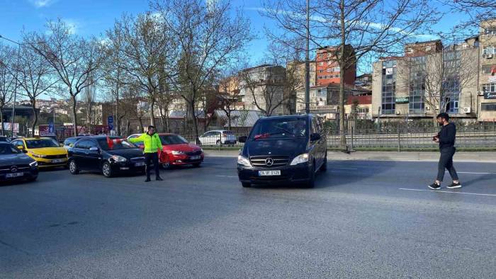Şişli’de İnanılmaz Kaza Kamerada: İki Küçük Kardeş El Frenini İndirdi, Kayan Araç Kaza Yaparak Caddeye Çıktı