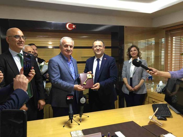 Derince Belediyesinde Devir Teslim Töreni