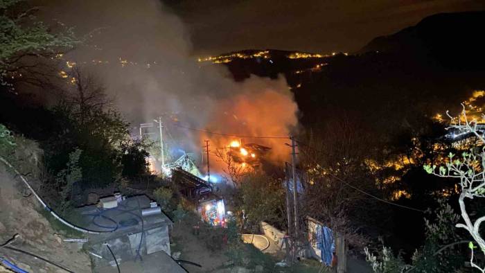 Üç Katlı Evde Çıkan Yangın Korkuttu, 3 Kişi Hastaneye Kaldırıldı