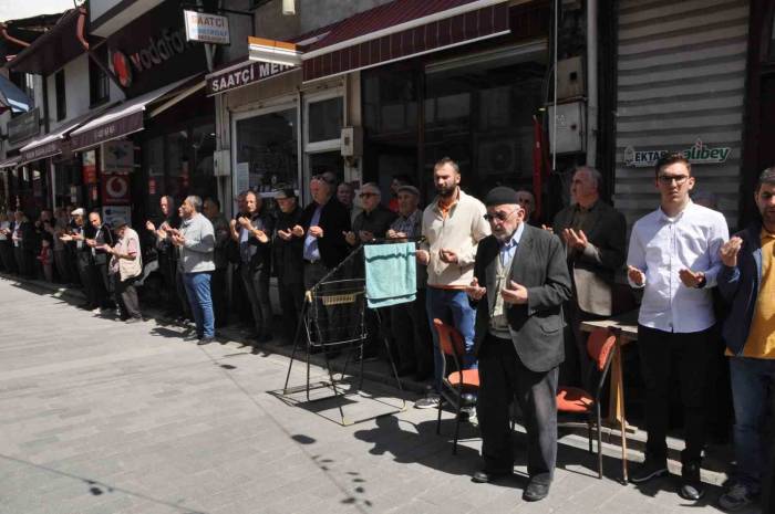 Onlarca Esnaf, Ramazan Ayının Son Cuma’sında Ellerini Semaya Açtı