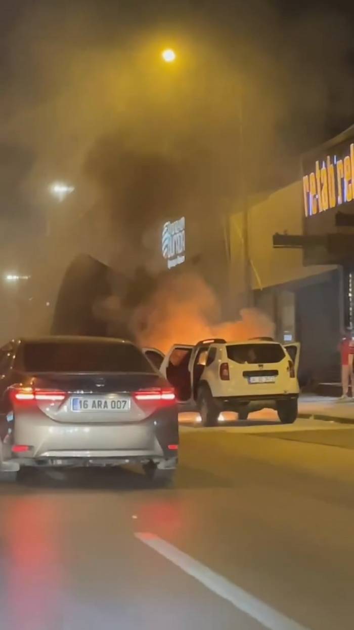 Bursa’da Seyir Halindeki Otomobil Alev Alev Yandı
