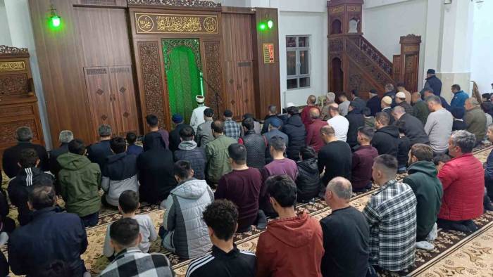 Vanlılar Kadir Gecesi’nde Camilere Akın Etti